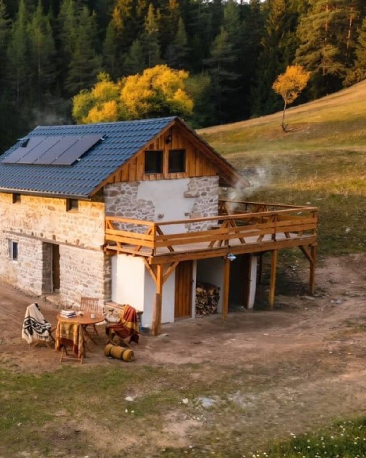 Stone House отвън в The Valley със соларни панели и тераса, Родопите