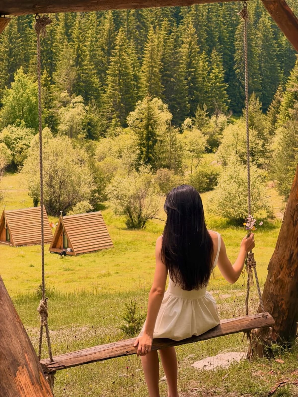 Люлка с гледка към A-frame къщичките в The Valley